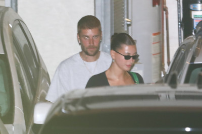 27.08 | Justin e Hailey Bieber deixando o restaurante Matsuhisa em Beverly Hills, Califórnia.