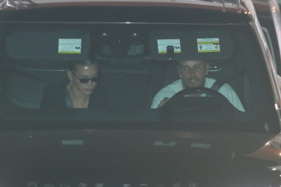 27.08 | Justin e Hailey Bieber deixando o restaurante Matsuhisa em Beverly Hills, Califórnia.