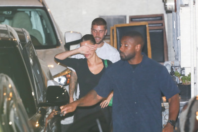 27.08 | Justin e Hailey Bieber deixando o restaurante Matsuhisa em Beverly Hills, Califórnia.