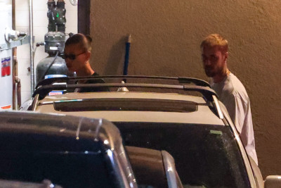 27.08 | Justin e Hailey Bieber deixando o restaurante Matsuhisa em Beverly Hills, Califórnia.