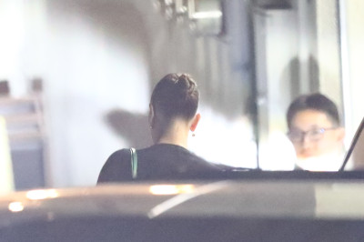 27.08 | Justin e Hailey Bieber deixando o restaurante Matsuhisa em Beverly Hills, Califórnia.