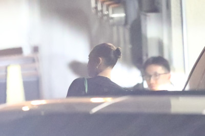 27.08 | Justin e Hailey Bieber deixando o restaurante Matsuhisa em Beverly Hills, Califórnia.