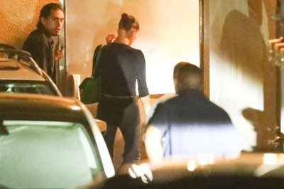 27.08 | Justin e Hailey Bieber deixando o restaurante Matsuhisa em Beverly Hills, Califórnia.
