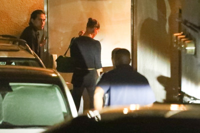 27.08 | Justin e Hailey Bieber deixando o restaurante Matsuhisa em Beverly Hills, Califórnia.