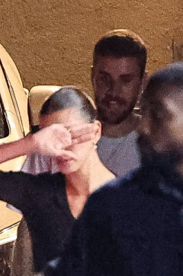 27.08 | Justin e Hailey Bieber deixando o restaurante Matsuhisa em Beverly Hills, Califórnia.