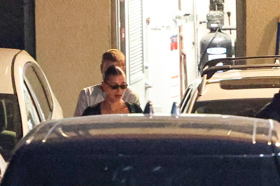 27.08 | Justin e Hailey Bieber deixando o restaurante Matsuhisa em Beverly Hills, Califórnia.