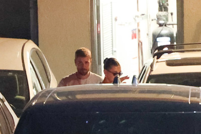 27.08 | Justin e Hailey Bieber deixando o restaurante Matsuhisa em Beverly Hills, Califórnia.