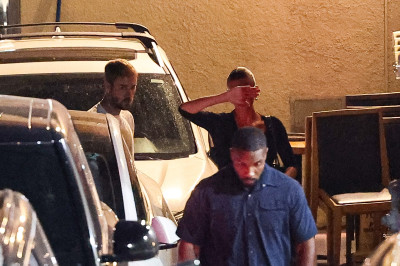 27.08 | Justin e Hailey Bieber deixando o restaurante Matsuhisa em Beverly Hills, Califórnia.