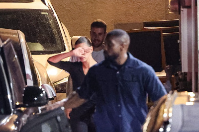 27.08 | Justin e Hailey Bieber deixando o restaurante Matsuhisa em Beverly Hills, Califórnia.