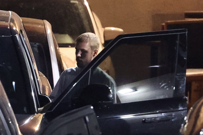 27.08 | Justin e Hailey Bieber deixando o restaurante Matsuhisa em Beverly Hills, Califórnia.