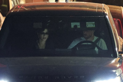 27.08 | Justin e Hailey Bieber deixando o restaurante Matsuhisa em Beverly Hills, Califórnia.