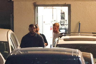 27.08 | Justin e Hailey Bieber deixando o restaurante Matsuhisa em Beverly Hills, Califórnia.