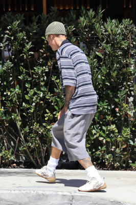 02.09 | Justin Bieber saindo do Great White, em West Hollywood.