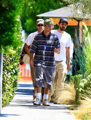02.09 | Justin Bieber saindo do Great White, em West Hollywood.
