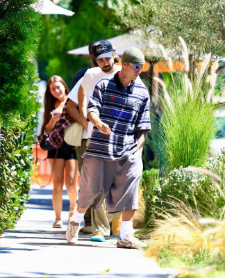 02.09 | Justin Bieber saindo do Great White, em West Hollywood.
