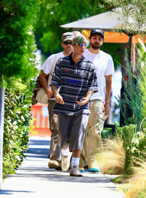 02.09 | Justin Bieber saindo do Great White, em West Hollywood.