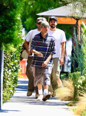 02.09 | Justin Bieber saindo do Great White, em West Hollywood.