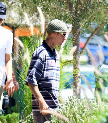02.09 | Justin Bieber saindo do Great White, em West Hollywood.