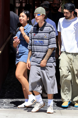 02.09 | Justin Bieber saindo do Great White, em West Hollywood.