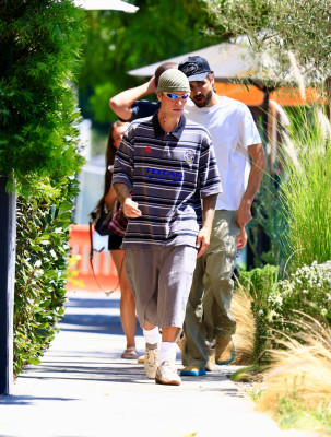 02.09 | Justin Bieber saindo do Great White, em West Hollywood.