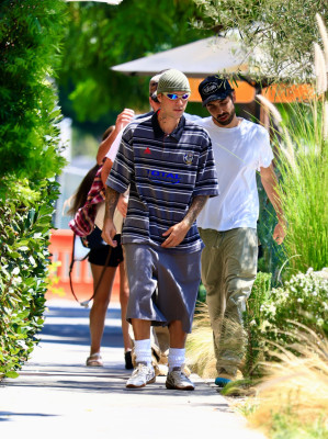 02.09 | Justin Bieber saindo do Great White, em West Hollywood.