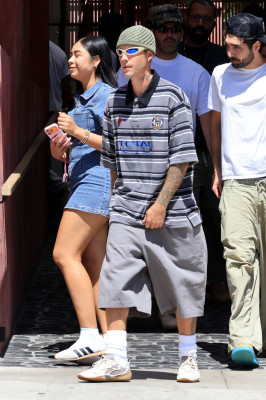 02.09 | Justin Bieber saindo do Great White, em West Hollywood.