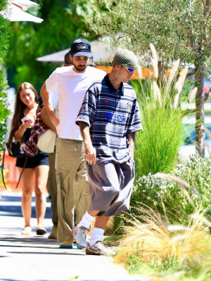 02.09 | Justin Bieber saindo do Great White, em West Hollywood.