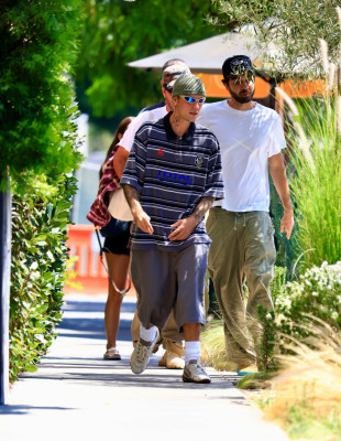 02.09 | Justin Bieber saindo do Great White, em West Hollywood.
