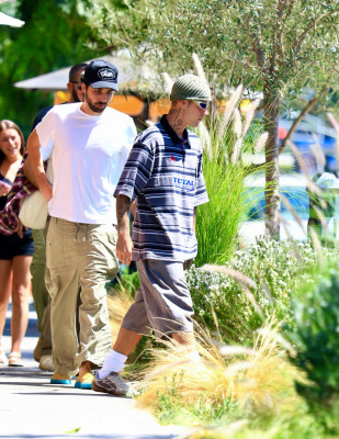 02.09 | Justin Bieber saindo do Great White, em West Hollywood.