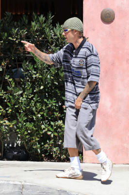 02.09 | Justin Bieber saindo do Great White, em West Hollywood.