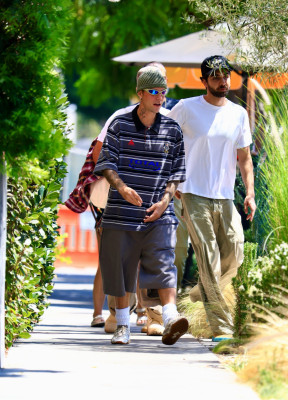 02.09 | Justin Bieber saindo do Great White, em West Hollywood.