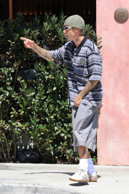 02.09 | Justin Bieber saindo do Great White, em West Hollywood.