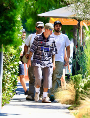02.09 | Justin Bieber saindo do Great White, em West Hollywood.