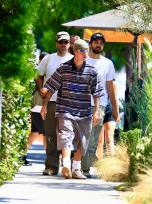 02.09 | Justin Bieber saindo do Great White, em West Hollywood.