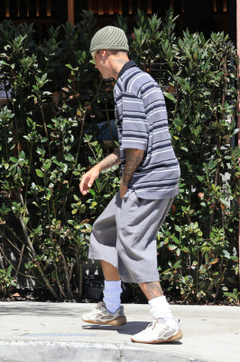 02.09 | Justin Bieber saindo do Great White, em West Hollywood.