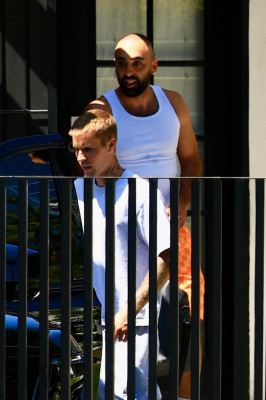 03.09 | Visto em West Hollywood ao lado de Neima Khaila.