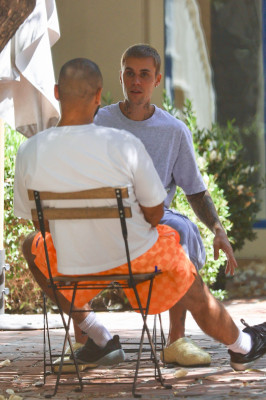 03.09 | Visto em West Hollywood ao lado de Neima Khaila.