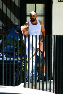 03.09 | Visto em West Hollywood ao lado de Neima Khaila.