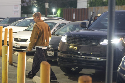 06.09 | Justin e Hailey Bieber saindo do Sushi Fumi.