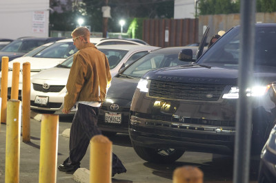06.09 | Justin e Hailey Bieber saindo do Sushi Fumi.