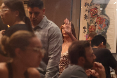 06.09 | Justin e Hailey Bieber saindo do Sushi Fumi.