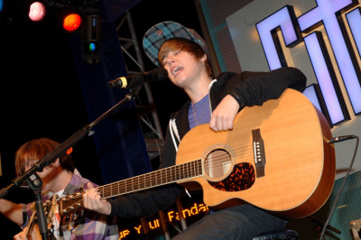 17.11 | lançamento do CD no Hard Rock Cafe de Hollywood.