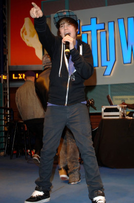 17.11 | lançamento do CD no Hard Rock Cafe de Hollywood.