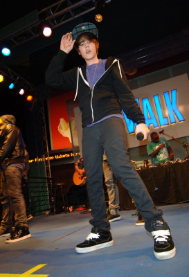 17.11 | lançamento do CD no Hard Rock Cafe de Hollywood.