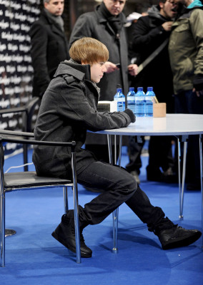 29.11 | Justin Bieber durante tarde de autografos em Madri