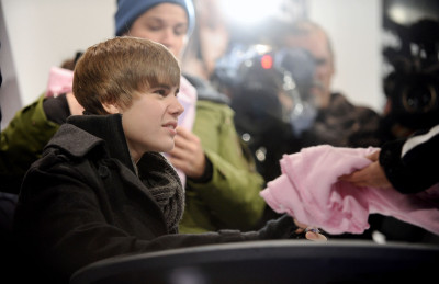 29.11 | Justin Bieber durante tarde de autografos em Madri