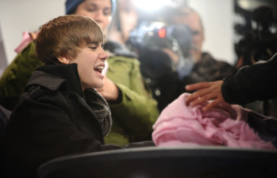29.11 | Justin Bieber durante tarde de autografos em Madri