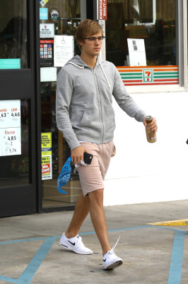 19.01 | Justin é fotografado em Los Angeles, CA