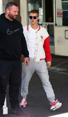 23.01 | Bieber é visto em Beverly Hills, CA