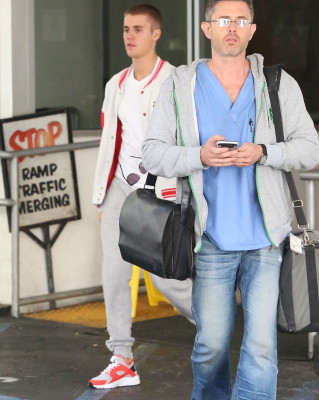 23.01 | Bieber é visto em Beverly Hills, CA